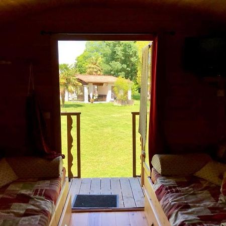 Les Roulottes De Dilou Cerise Hotel Matha Екстериор снимка